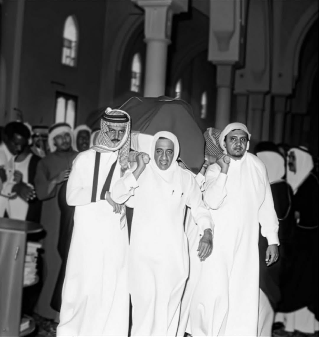 aalshoman's tweet photo. صورة نادرة ..

جثمان الملك فيصل بن عبدالعزيز آل سعود -رحمه الله- محمولا على اكتاف الامراء:

عبدالله الفيصل بن عبدالعزيز آل سعود ، ومحمد الفيصل بن عبدالعزيز آل سعود ، وسعود الفيصل بن عبدالعزيز آل سعود ، لحظة دخوله الى المصلى الكبير حيث صلي عليه رحمه الله بعد صلاة عصر ذلك اليوم الموافق ٢٦ مارس ١٩٧٥ م بحضور حشداً كبير من القادة والزعماء العرب والمسلمين وجمع غفير من المواطنين ..