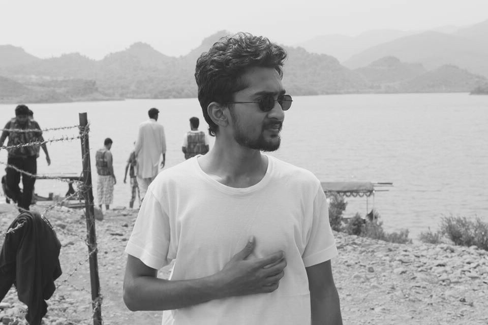 FarooqAhmedX's tweet photo. This is the real picture of me when I first bought bitcoin and went cliff diving the next day. https://t.co/LySZ0slFDy