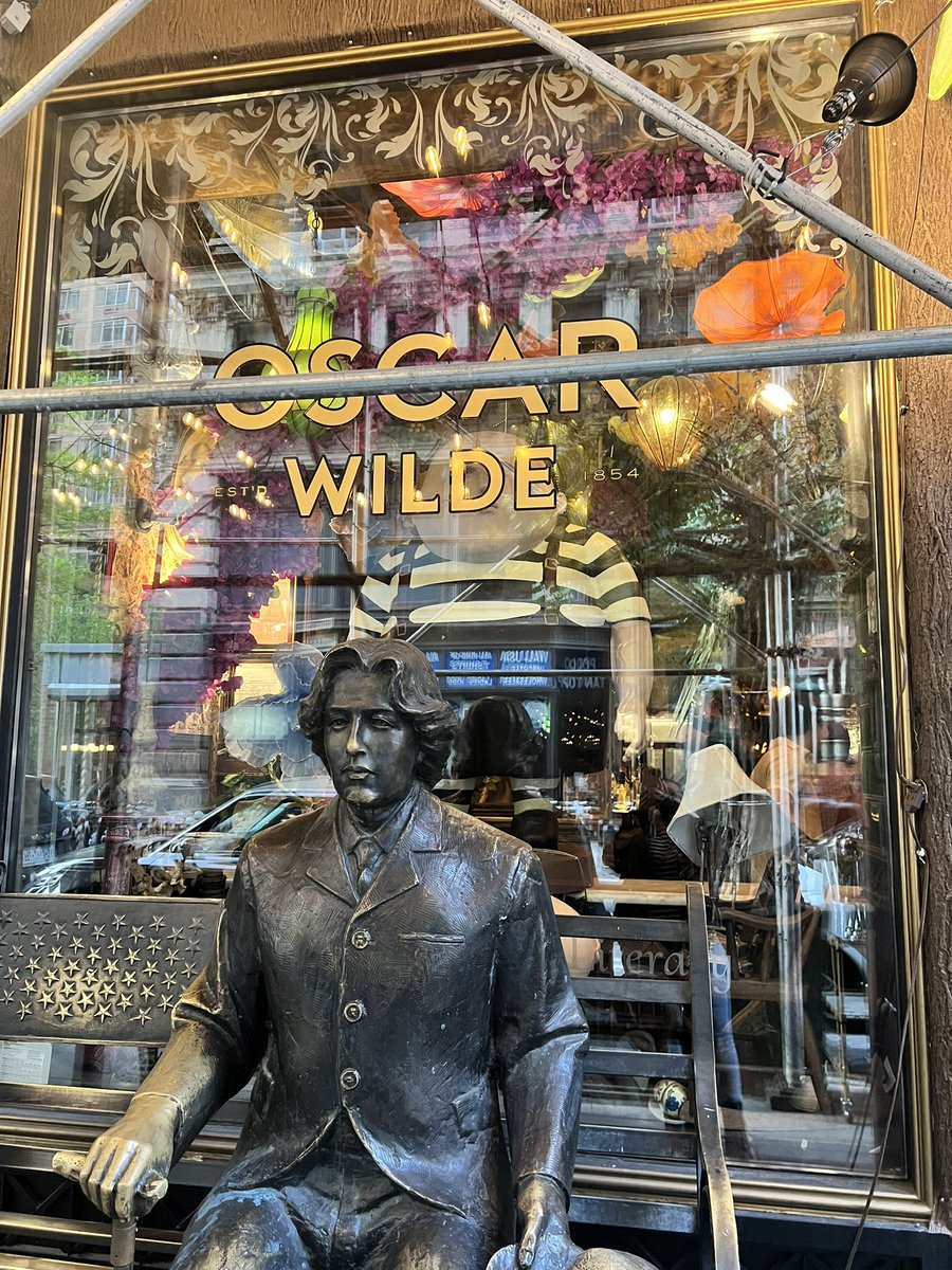 AO350legend's tweet image. DATE NIGHT WITH MY BETTER HALF , WIFE , THE BIRTHDAY GIRL!!  

#OscarWilde #NYC Restaurant !!