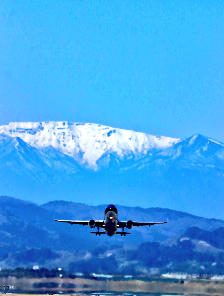 UCfan_2017's tweet image. おはようございます☀
飛行機と蔵王
#飛行機
#蔵王山 
#TAKEOFF！