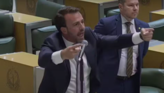 O relator Emídio de Souza (PT) recomendou a suspensão de 30 dias de Lucas Bove (PL) por quebra de decoro e violência política de gênero após discussão com Mônica Seixas (PSOL) na Alesp.

O Conselho de Ética se reúne na quarta (29).
glo.bo/jd1j1xv
