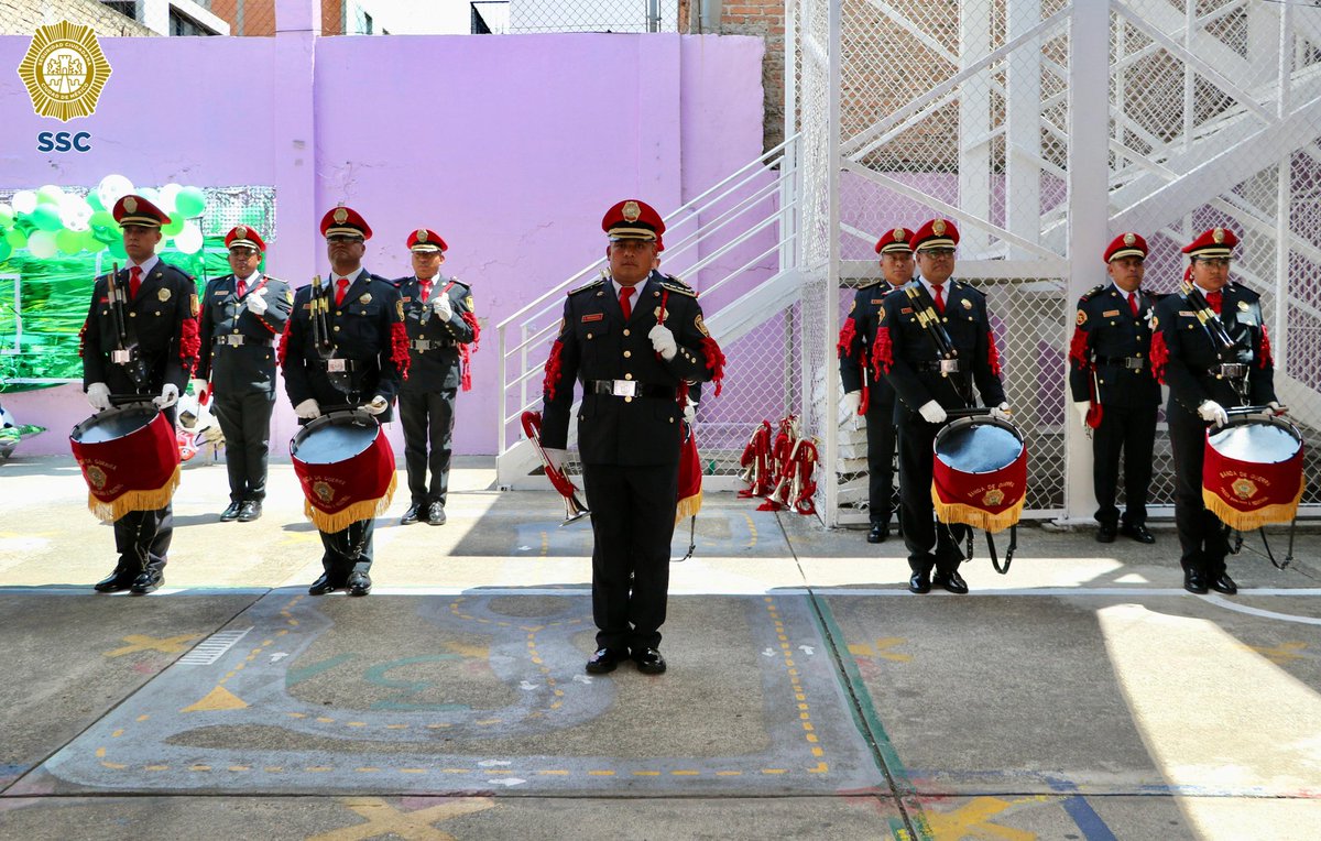 PBI_SSC's tweet image. 🎺🇲🇽 En la Escuela Primaria “Jesús González Ortega”, ubicada en la @BJAlcaldia, se llevó a cabo la presentación de la #BandaDeGuerra  y #Escolta de la #PBI de la @SSC_CDMX con motivo del arranque de su evento denominado "Mundialito", el cual fortaleció el espíritu cívico y la