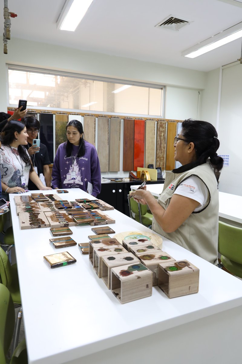 CITEmadera's tweet photo. 🎓🪵 Recibimos la visita de estudiantes de la Universidad del Pacífico

Quienes realizaron un recorrido por nuestras instalaciones, conociendo de cerca la planta piloto, el aula de acabados y los laboratorios de materiales e insumos.

#UniversidadDelPacífico https://t.co/aEkXcZtY2l