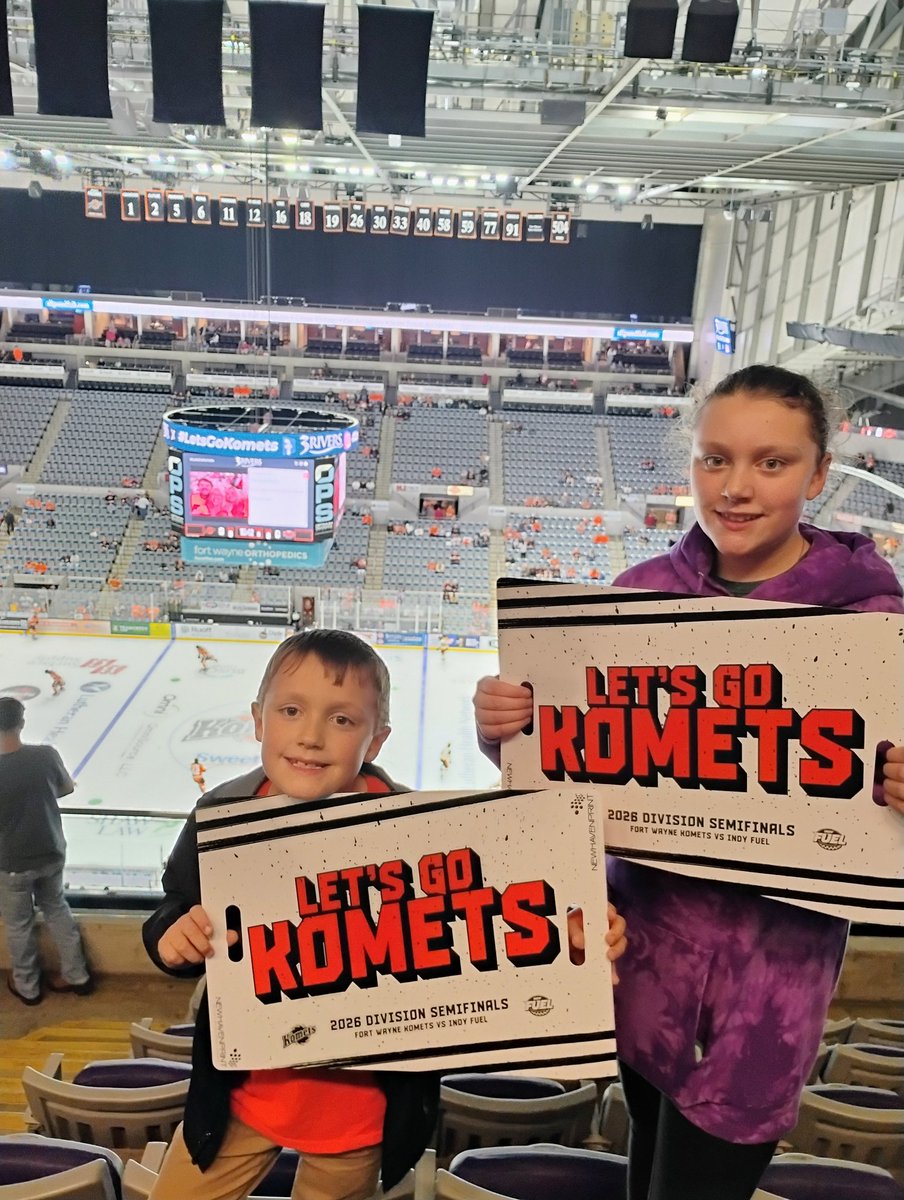 bjsmethers's tweet photo. We out here. 

#letsgokomets
#HockeynightinFortWayne https://t.co/eYCkusM1Yh