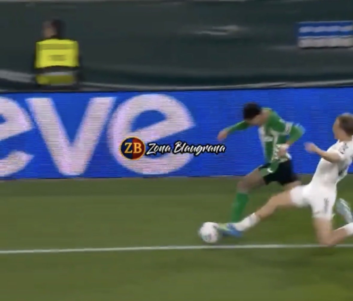 aleriico_'s tweet photo. Como siempre, una imagen en cualquier jugada es muy relativa. En la foto que ponen, sería roja, viendo la segunda y la jugada entera, PARA MÍ, no es roja 
Opiniones? 
#Betis #RealMadrid #LaLiga https://t.co/wuVcJPBzW8