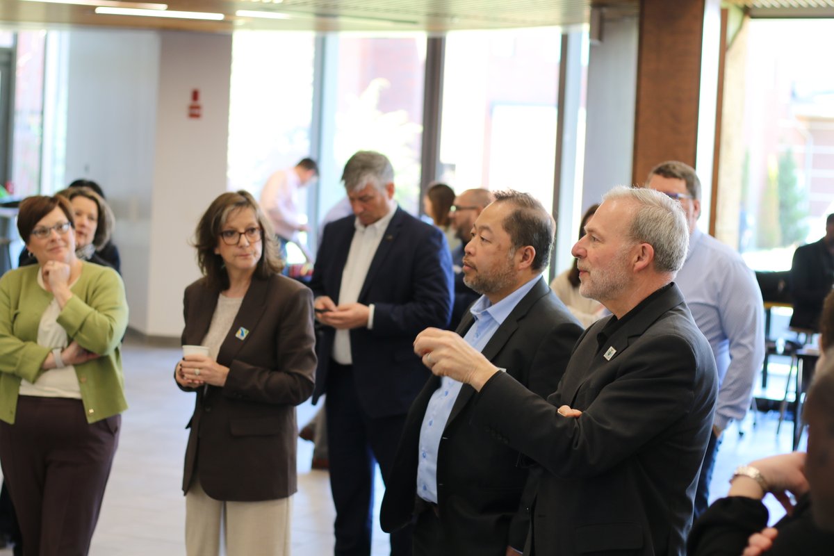 AlgonquinColleg's tweet image. This week at Algonquin College, together with Bow Valley College, we were proud to welcome partners from across the country for the Pan-Canadian AI Consortium AI Innovation Leadership Design Sprint. 

🔗: ow.ly/1yRh50YPttG

#FutureOfWork #AI #HigherEd