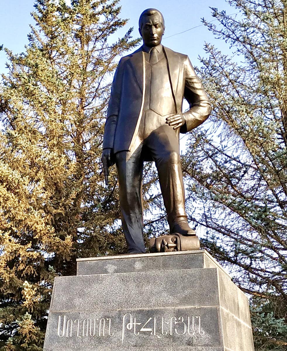 Katfar's tweet photo. Ermenistan'da bir heykel.
Solomon Terliyan'ın heykeli ve ayağının altındaki kelle Talat Paşa'yı temsil ediyor.
Türk Milletine ırkçı diyenlerin tarihini araştırın. Hepsi Türklere karşı ihanette bulunmuş ve Türk ırkıçısı toplumlardır. https://t.co/dctfFwnrgE