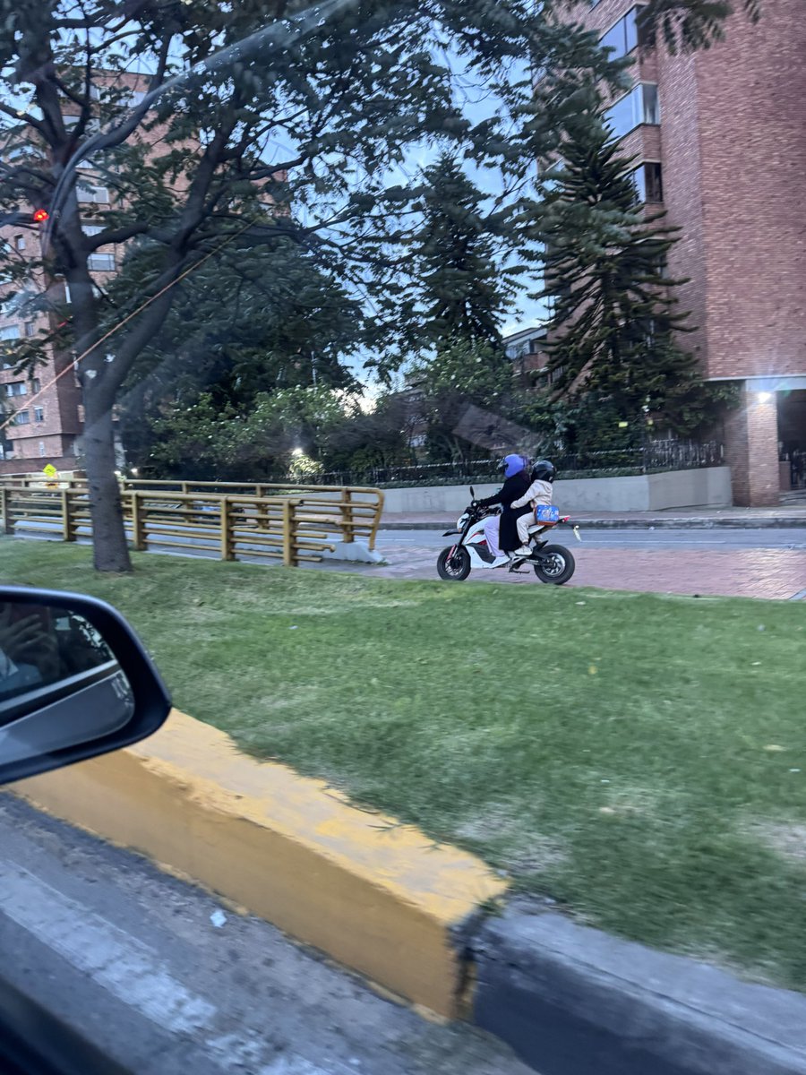 meli_crdnas's tweet photo. Y las motos eléctricas por los puentes peatonales! https://t.co/eAHlsZLF3I