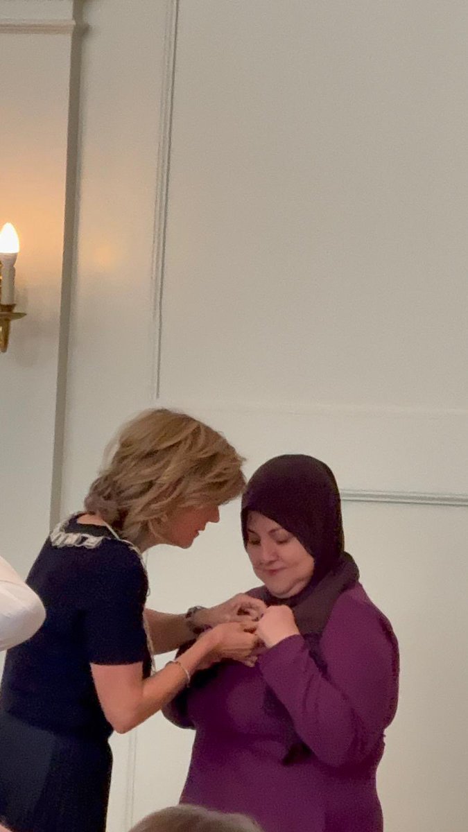 hollandajans1's tweet photo. Hizmet hareketi gönüllüsü Necibe Çetintaş’a Hollanda kraliyet nişanı verildi.

https://t.co/y4O4RP1ids https://t.co/K8StUylyTE