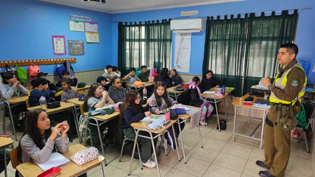 Carab_Maule's tweet photo. #TALCA: Nuestros Carabineros de #Camarico realizó una charla educativa a los niños del Colegio #JuanLuisSanfuentes, en relación a la violencia escolar y salud mental; con el objetivo de concientizar y generar un buen ambiente en el E. Educacional.
Siempre atentos y comprometidos. https://t.co/LzqrjJ8jlF