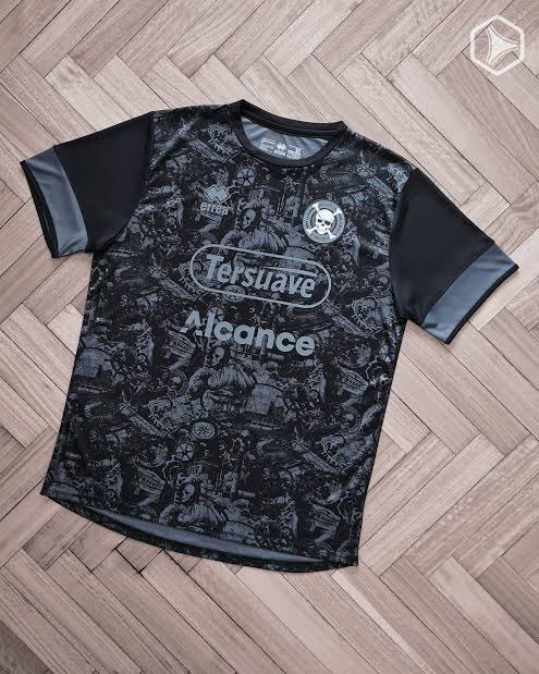 Pasan los años y nada supera a la errea negra. La extraño todos los días. La camiseta mas linda de todas.
