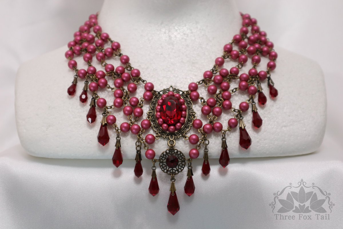 赤ノ館ノ女主人 02
を販売中です。

赤の館に住む女主人をモチーフにお作りしました。
ふんだんに使ったパールと多くの高級グラスのジュエリーが身に着けているモノの気高さと高貴と数寄さを醸しだすネックレスに成ります。

minne.com/items/36567038

#ゴシック #ロリータ #ゴスロリ
#創作コスプレ