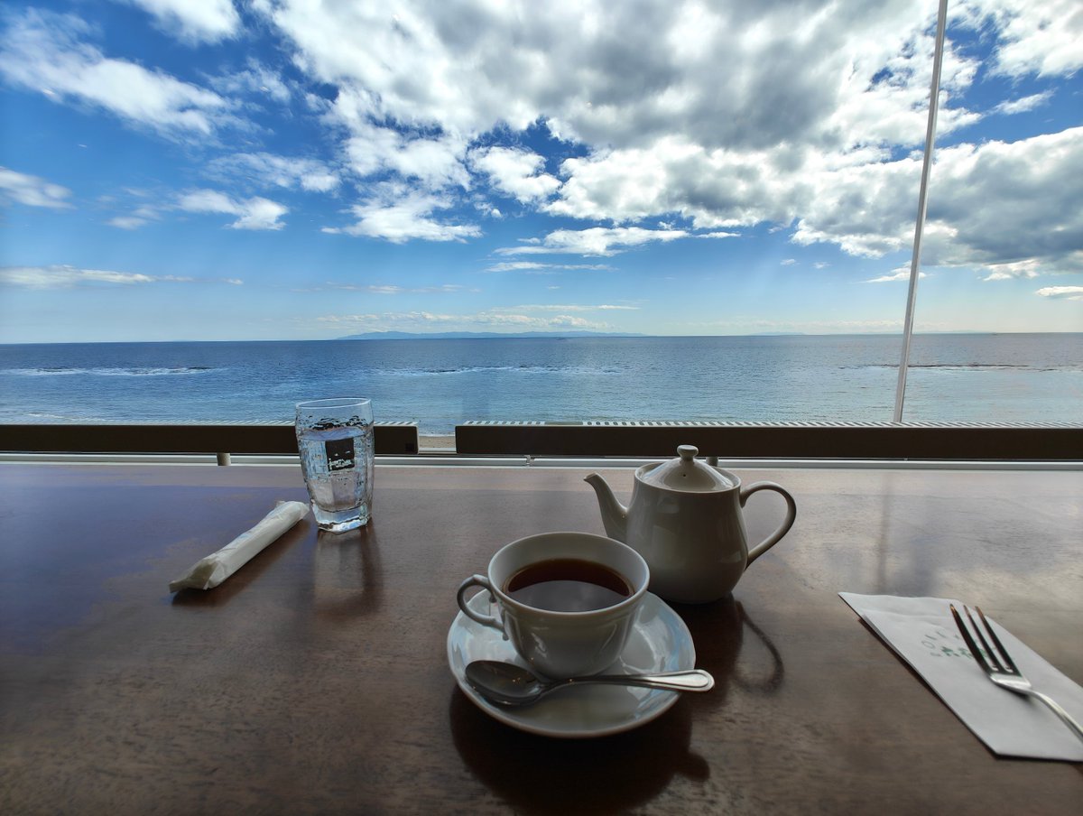 0x11FE's tweet photo. 六花亭 漁火通店の喫茶室から見る海 #rubykaigiお前しか撮ってないやろ選手権 https://t.co/iNGcYNpMr5