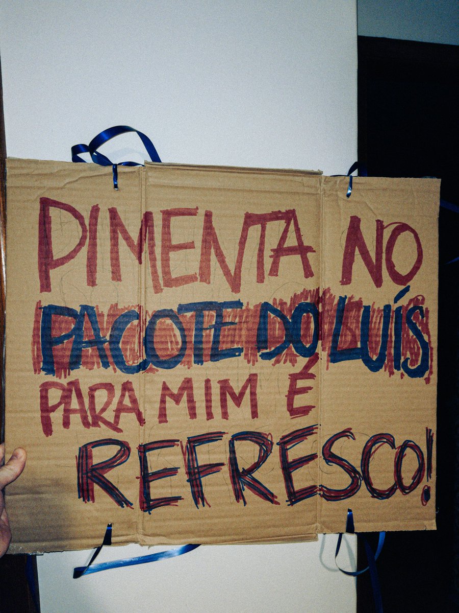 A cantiga é uma arma (contra quem?) contra a burguesia. Tudo depende da bala e da pontaria.