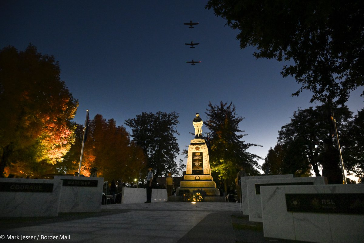 MarkJesser's tweet photo. 'Once in a lifetime' tribute unites past and future for #AnzacDay #Wodonga @bordermail https://t.co/MtlreYoFv3 https://t.co/OnWzxAPo6X