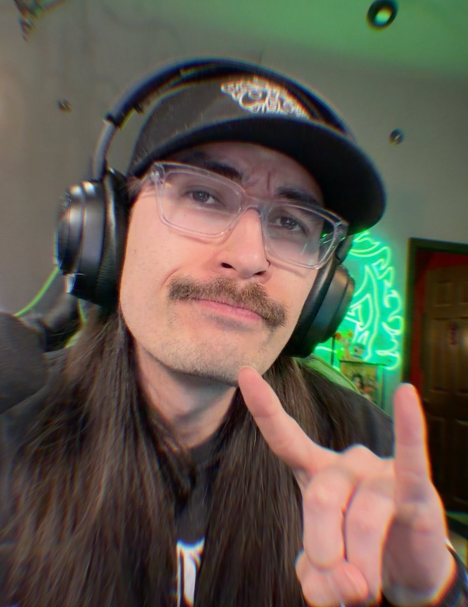 FRESH TUNE FRIDAY 🎵 

Haven’t done one of these in a minute! Come jam with us!

Twitch.tv/sledge315