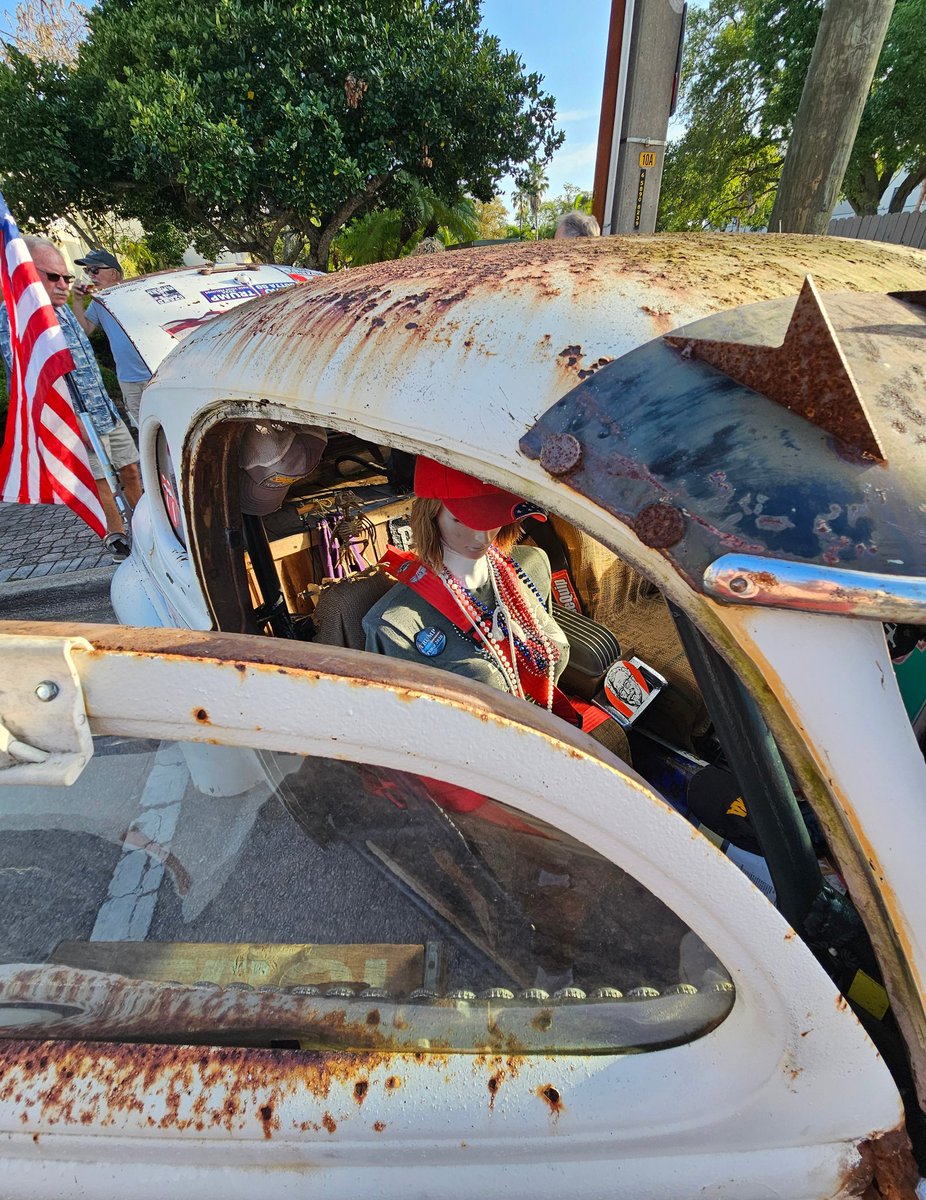 4BillLewis's tweet image. Downtown Friday at Main Street Vero Beach - classic cars, great crowd, and a perfect Florida evening. 🇺🇸
#GoodFriday #VeroBeach