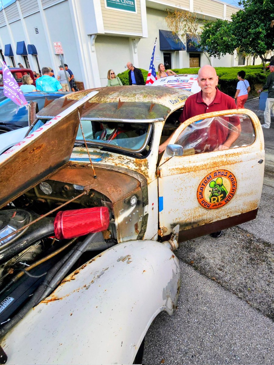 4BillLewis's tweet image. Downtown Friday at Main Street Vero Beach - classic cars, great crowd, and a perfect Florida evening. 🇺🇸
#GoodFriday #VeroBeach