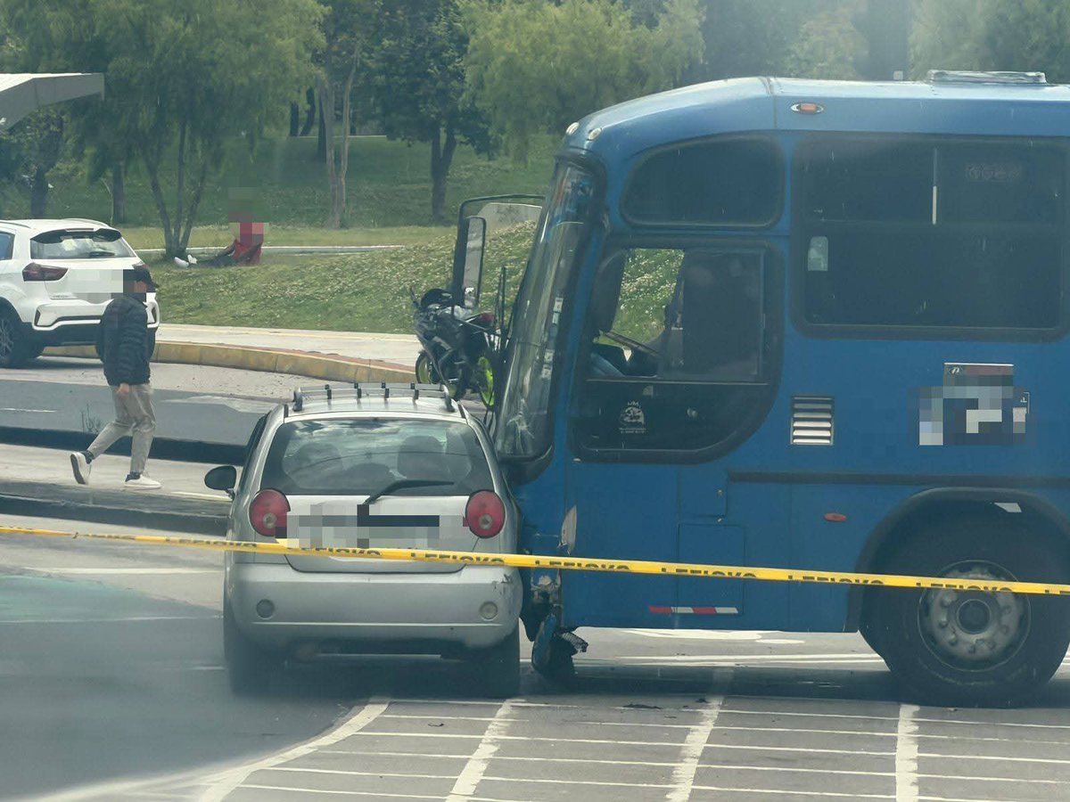 Y a estos delincuentes se les subsidia.
Imposible pensar en la revisión de las tarifas con esta "calidad" de servicio.
Accidente de la tarde en 12 de Octubre y Tarqui.
Dos niños heridos.
El busero se pasó el rojo.
📸 Medios digitales Ec.