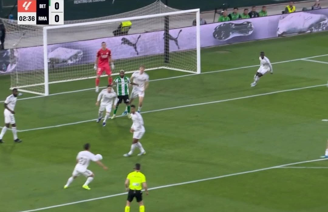 perseo2828's tweet photo. @Lavozgalactica Según la liga negreira esto no es penalti del real betis https://t.co/a0fK4ndHaO