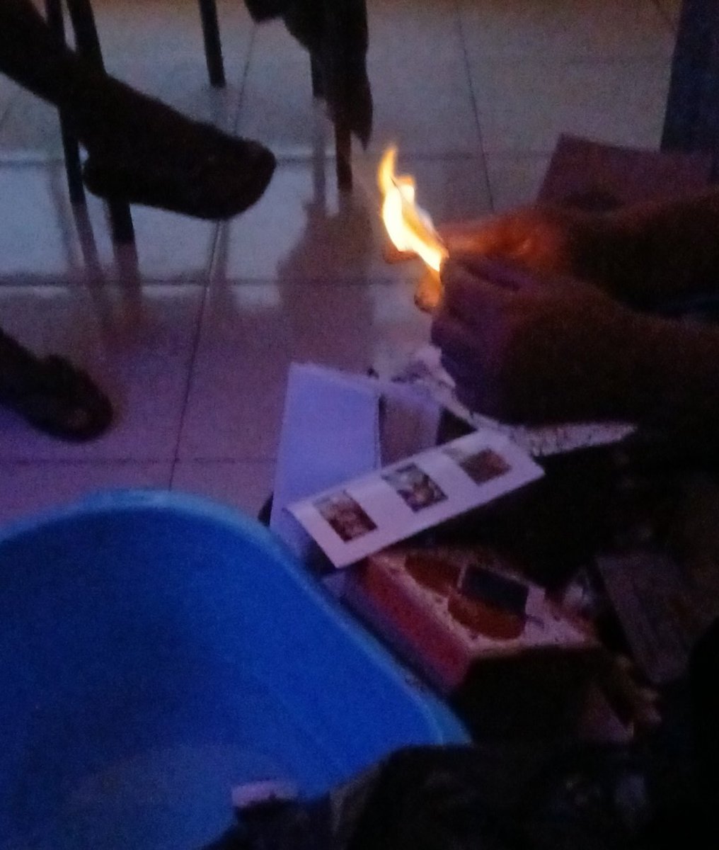 tefanifar's tweet photo. ese encededor que antes usaba para diversión y olvido, que con un cigarro prendido pensaba que era feliz ahora, ese mismo encendedor borra todo rastro de lo que alguna vez fue su felicidad, una foto de ambas juntas
siendo felices, sin saber que algún día terminaría https://t.co/DqoshIR5aO