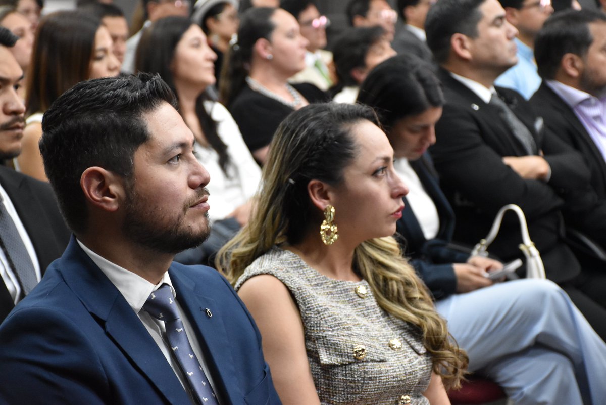 upsalesianaec's tweet image. ¡Orgullo nacional! |  Nuestros Consultorios Jurídicos Gratuitos de la #UPS siguen marcando la diferencia.

La Defensoría Pública premió el esfuerzo de nuestras sedes por garantizar el acceso a la justicia durante el 2025. ⚖️

🥇 Sede Quito: #1 en Cobertura
 💪 Sede Cuenca: