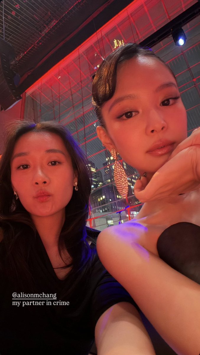 MINHAS! Atualização de #JENNIE (jennierubyjane) nos storie: 

“@.alisonmchang
Minha parceira no crime”