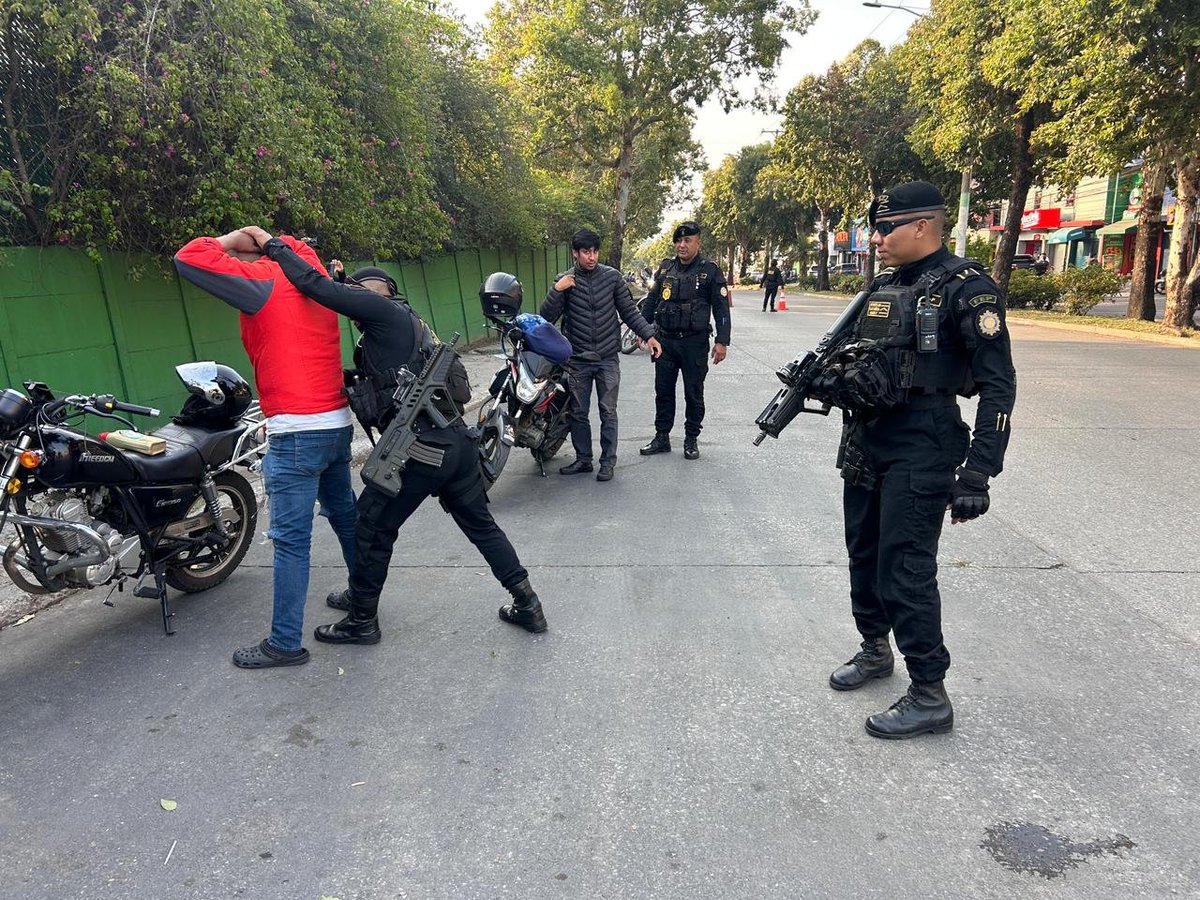 PNCdeGuatemala's tweet image. Policías de la comisaría 12 y de  Fuerzas Especiales #FEP desarrollan operativos de seguridad en la zona 6. Se realiza el registro de personas y vehículos en el sector. Se han identificado a 78 ciudadanos y la verificación a 61 motocicletas y 14 vehículos. 

#ProtegerYServir