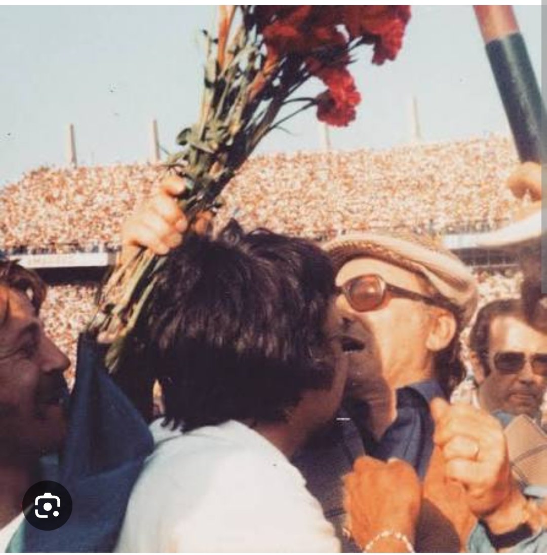 Além de ter mudado o país, o 25 de Abril de 1974, também trouxe com ele a fim da hegemonia dos clubes da capital no futebol português.  O <a href="/FCPorto/">FC Porto</a> liderado por JNLPC e por José Maria Pedroto reenvidocou o direito de fazer do <a href="/FCPorto/">FC Porto</a> o melhor clube português e conseguiram.