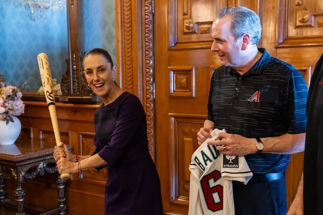 ¡MÉXICO SERIES!🇲🇽⚾
La presidenta Claudia Sehambaum se reunió con los equipos de los Padres de San Diego y los Dbacks 
#beisbol #baseball #MLB #MéxicoSeries