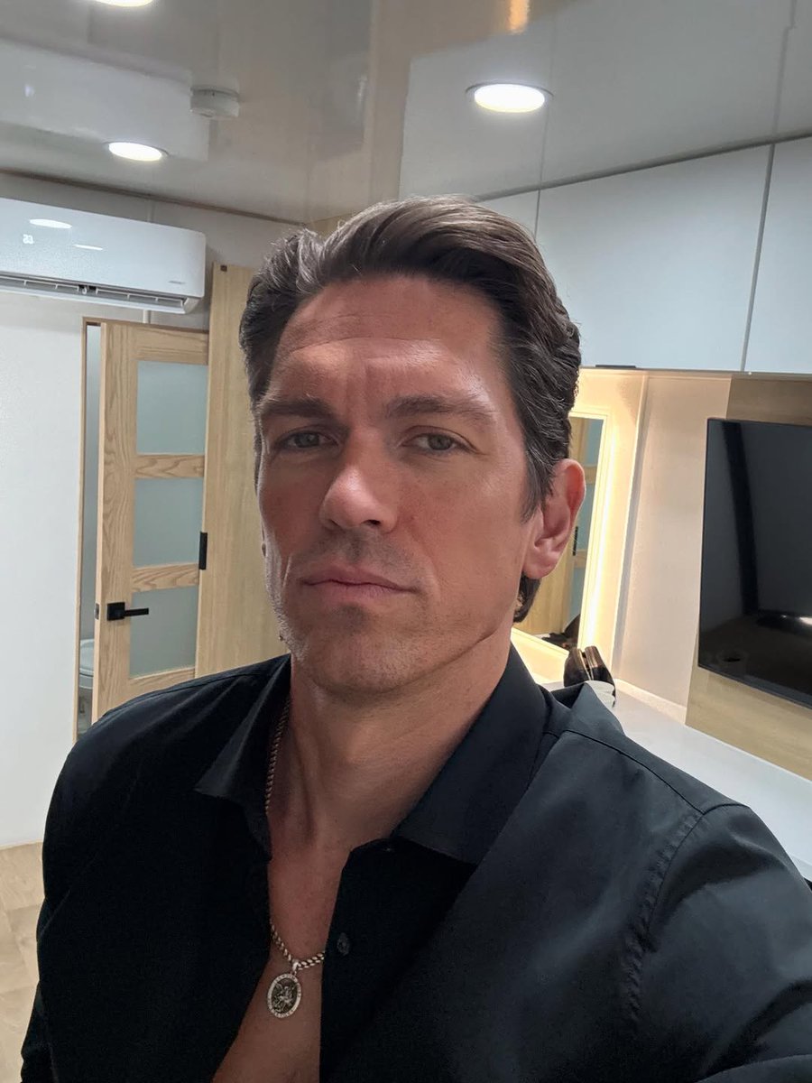 Steve Howey 🖤