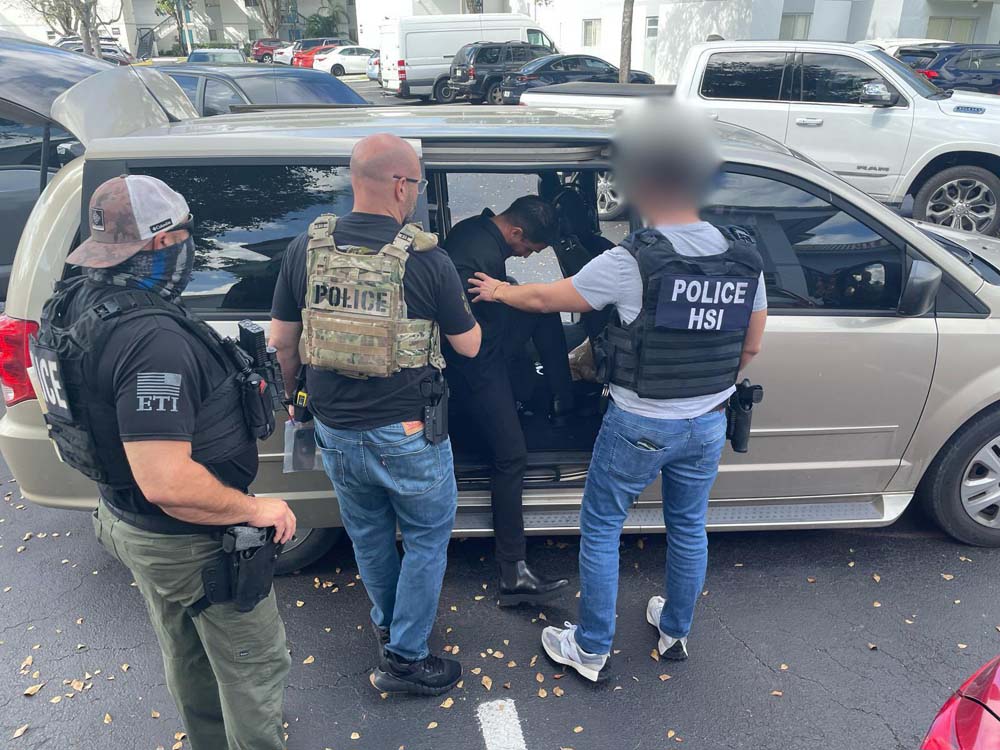 ImpactoLatino's tweet image. La oficina del Servicio de Inmigración y Aduanas en Miami lidera los arrestos migratorios desde que comenzó la segunda presidencia de Donald Trump en Estados Unidos, con 120 al día. #ImpactoLatino #detenciones #Miami #inmigrantes