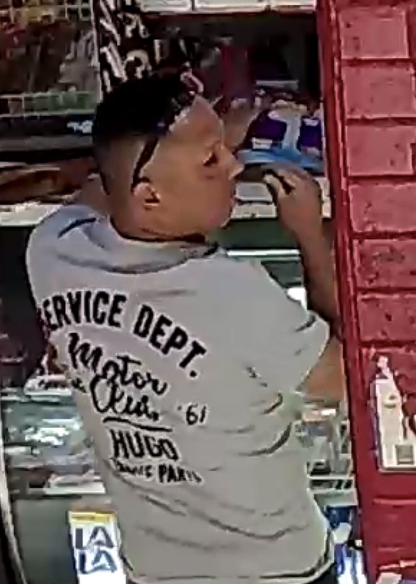 IjosuePulido's tweet photo. El día de hoy llegó este sujeto RATERO!!
Pidiendo unas cervezas pagando con un billete de mil pesos y solo para después decir que estaban muy caras y robarle $500 pesos ayúdenme a difundir a esta RATA 🐀 para saber su paradero y que deje de delinquir
#c4alerta #telediario #GAM https://t.co/DwPbzYVH5M