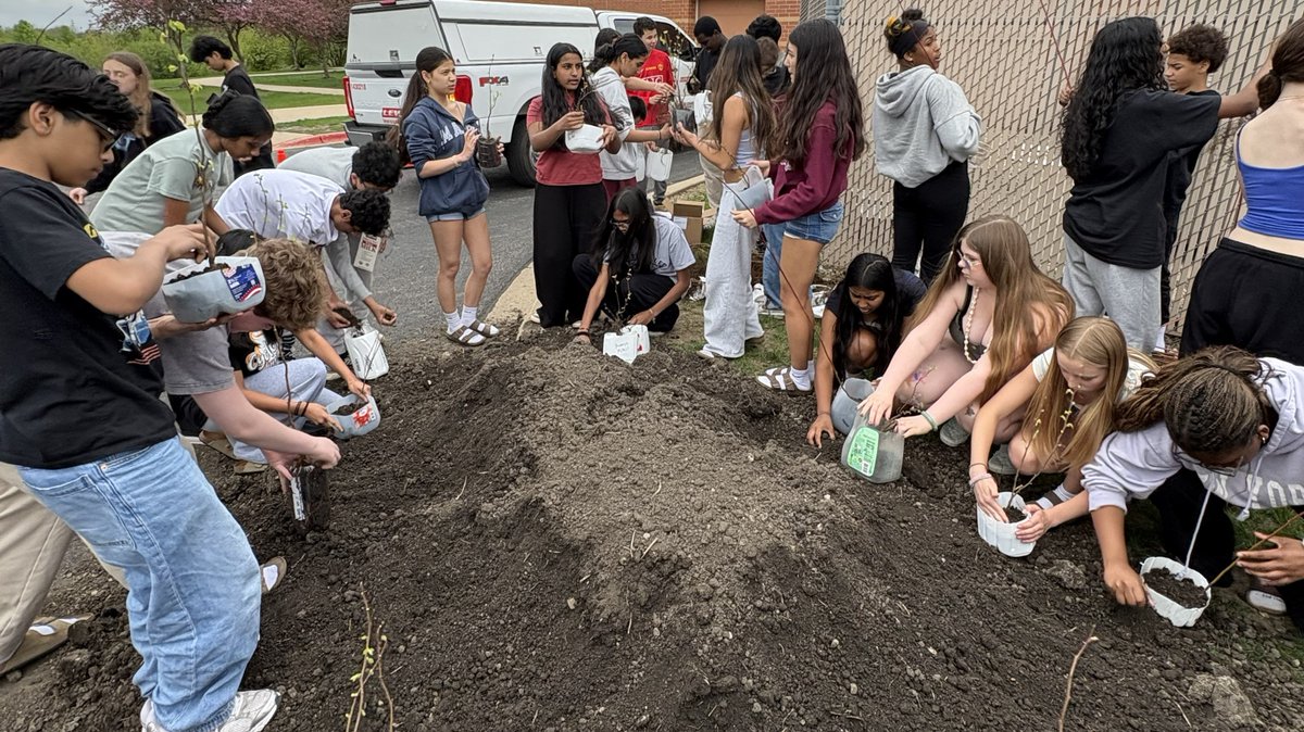 ComEd's tweet photo. We celebrated Arbor Day's 154th anniversary by partnering with @arborday and more than 50 local communities to plant trees that help beautify &amp; enhance green spaces. We also visited local schools to educate students about tree planting &amp; how our arborists manage vegetation. 🧵 ½