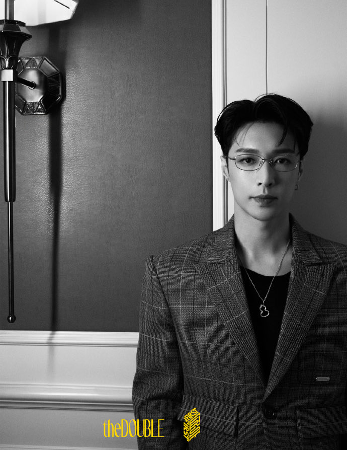 EXOL_INTENSE's tweet photo. #LAYZHANG en la portada especial de la revista The DOUBLE

La "línea de extensión" es lo desconocido y posible que se expande constantemente. Cuando el amor se convierte en un instinto, el viaje de la luz y la sombra no tiene fin

#weareoneEXO #엑소 #EXO #ZhangYixing #LAY #张艺兴 https://t.co/6QFmHH8eyJ