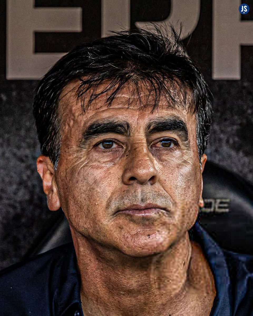juegosimple__'s tweet photo. 🇦🇷😡 La bronca de Gustavo Quinteros con el arbitraje luego de la derrota de Independiente ante Deportivo Riestra:

«Miramos la jugada del segundo gol y pareció que cuando pivotea el delantero estaba en offside. Pero bueno, olvidate que te van a llamar. Acá no te llaman nada. Si fuera a favor de Independiente, te llaman, te ponen la línea como quieren. Pero acá no te llaman, olvídate. En las dudosas nunca vamos a tener un VAR que llame o algo por el estilo»
