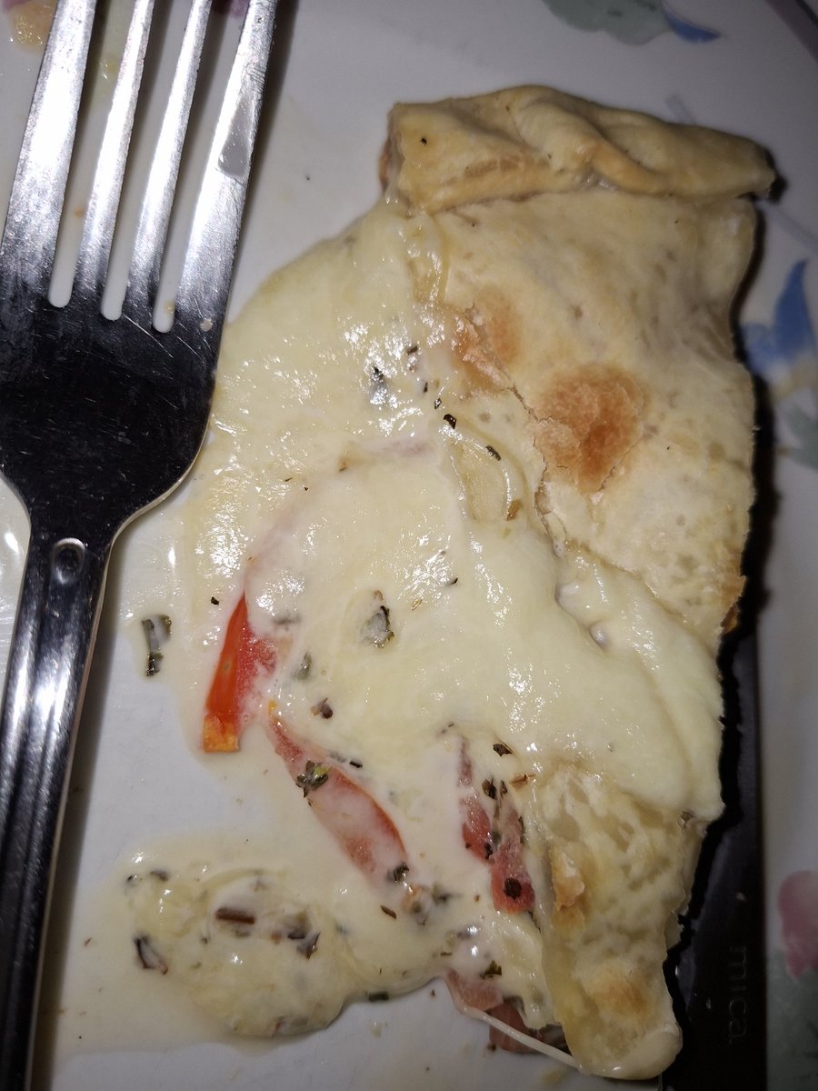 Mirá <a href="/thepizzaday_/">The Pizza Every Day 🍕</a>, un calzón caprese al uso nostro cuenta como pizza?