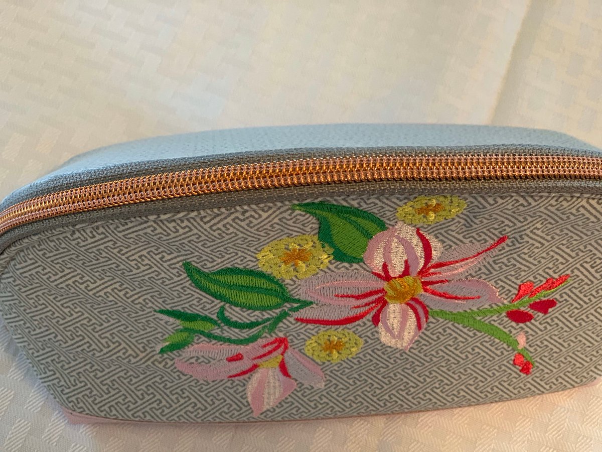 angelhw1956's tweet image. Embroidered Persimmon Dumpling Pouch/ Pattern by SewSweetness tuppu.net/b9f60403 #TeaTimeQuiltsnMore #Etsy #CosmeticBag