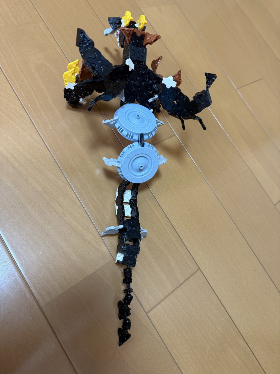 Mayumin00458056's tweet photo. ニックネーム：リンゾー
タイトル：地土羅（ジドラ）
年齢：10歳

アリジゴクとヒュドラを合体させました。

@LaQbl
#LaQ芸術祭2026春の陣フリー https://t.co/gFEb86Iwxo