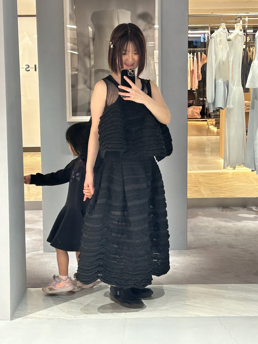 HOU_PlanetEDEN's tweet photo. なんかお店で試着したときよりサイズが小さくなってる気がする😂いや、嬉しいんだけど。（グレーが店頭になかったので他店から取り寄せてもらいました。）トップスが短くてふわふわしてて心許ないんだけどこれで合ってるの？スタイリストさんに来て欲しい😂
#CFCL https://t.co/ZjJg7IMjzT