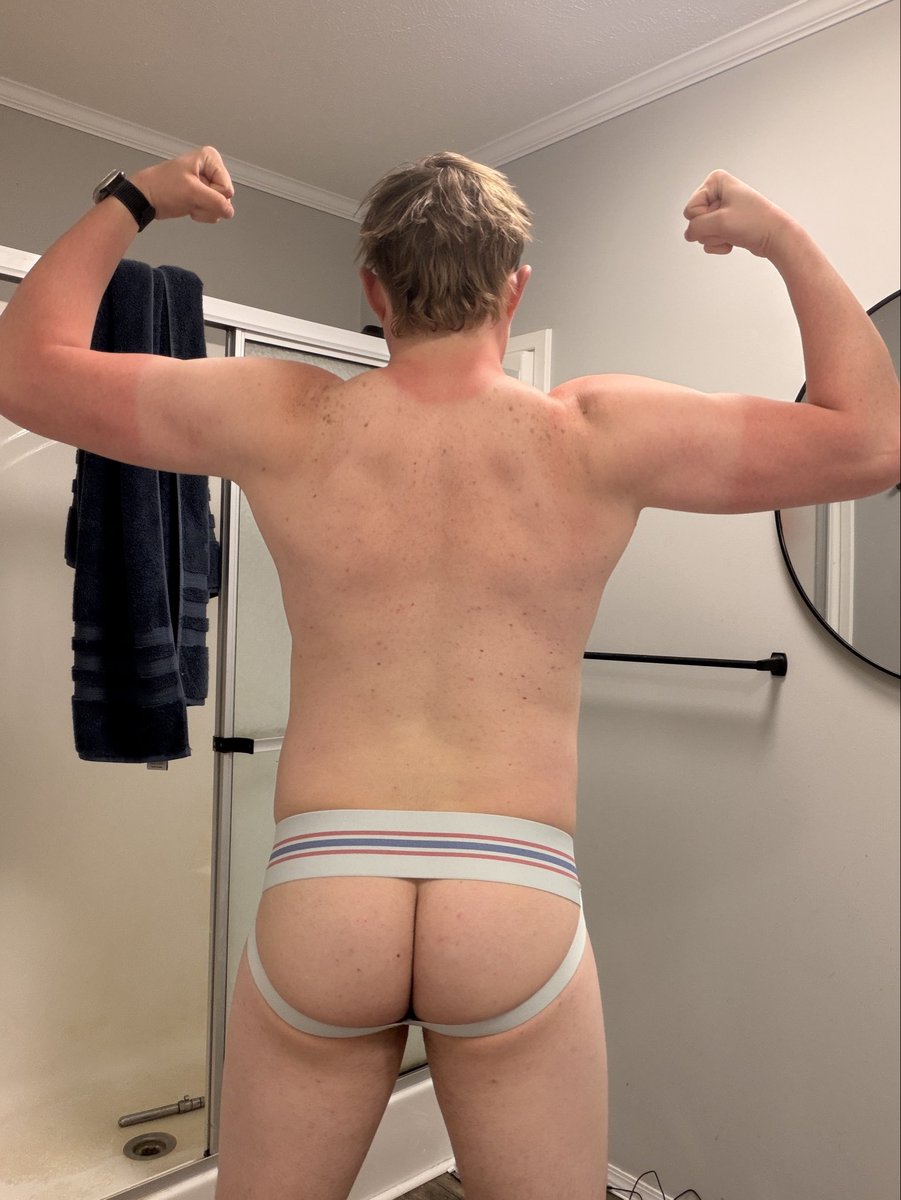 medicklycomplex's tweet photo. My sunburn hurts and my back is sore 😭 #gay #pullday #gym #jockstrap #sunburn https://t.co/qj34vpmBFH