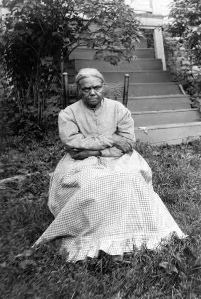historical_Afr's tweet image. This is Aunt Polly Jackson, she was an escaped slave who worked as an agent on the Underground Railroad helping others escape.

She was known for fighting off slave catchers with a butchęr knıfe and a kettle of boilıng water. 

#blackhistory  #africanamerican
