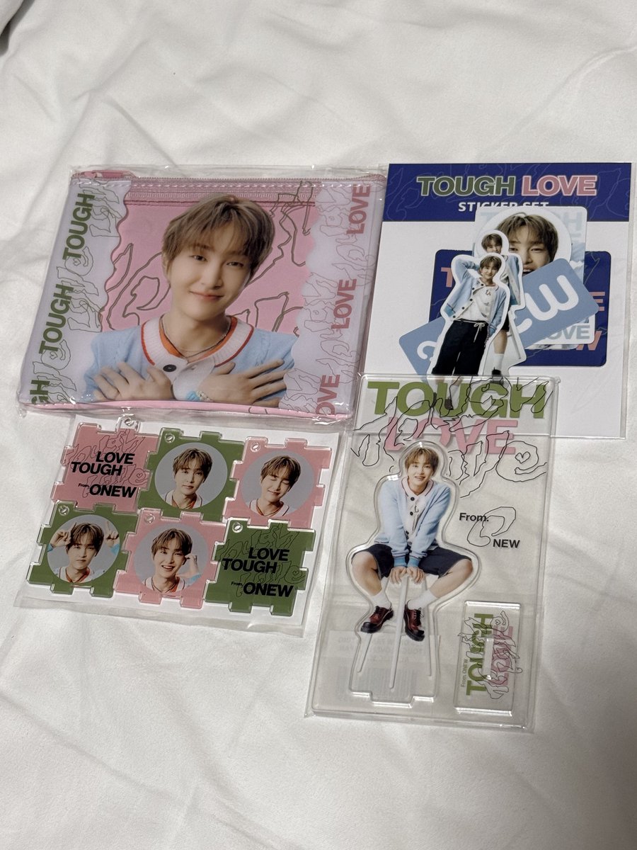 昨夜は楽しい夜でした💚🩷

お友達の代理です。
このセットをご希望の方いらっしゃいませんか？(2セットあります)
多く買いすぎてしまった為定価でお譲りします。(合計6,100円)
リプ、DMでお知らせくださいませ🩷

#온유 #ONEW #オニュ
#ONEW_TOUGH_LOVE #TOUGH_LOVE 
#大阪ファンミーティング