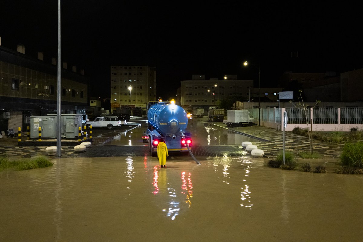 amanataljouf's tweet photo. باشرت #أمانة_منطقة_الجوف تنفيذ أعمال سحب وتصريف مياه الأمطار بالتزامن مع الحالة المطرية التي شهدتها المنطقة، ضمن خطط ميدانية معتمدة تهدف إلى تعزيز سرعة الاستجابة ورفع كفاءة معالجة تجمعات المياه.
وتأتي هذه الجهود في إطار جاهزية الأمانة للتعامل مع الحالات الجوية، بما يسهم في ضمان سلامة الطرق وانسيابية الحركة المرورية، وتحسين المشهد الحضري.