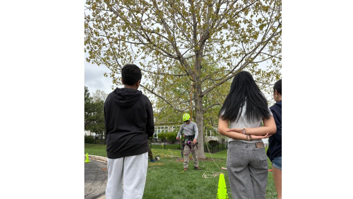 ComEd's tweet photo. We celebrated Arbor Day's 154th anniversary by partnering with @arborday and more than 50 local communities to plant trees that help beautify &amp; enhance green spaces. We also visited local schools to educate students about tree planting &amp; how our arborists manage vegetation. 🧵 ½