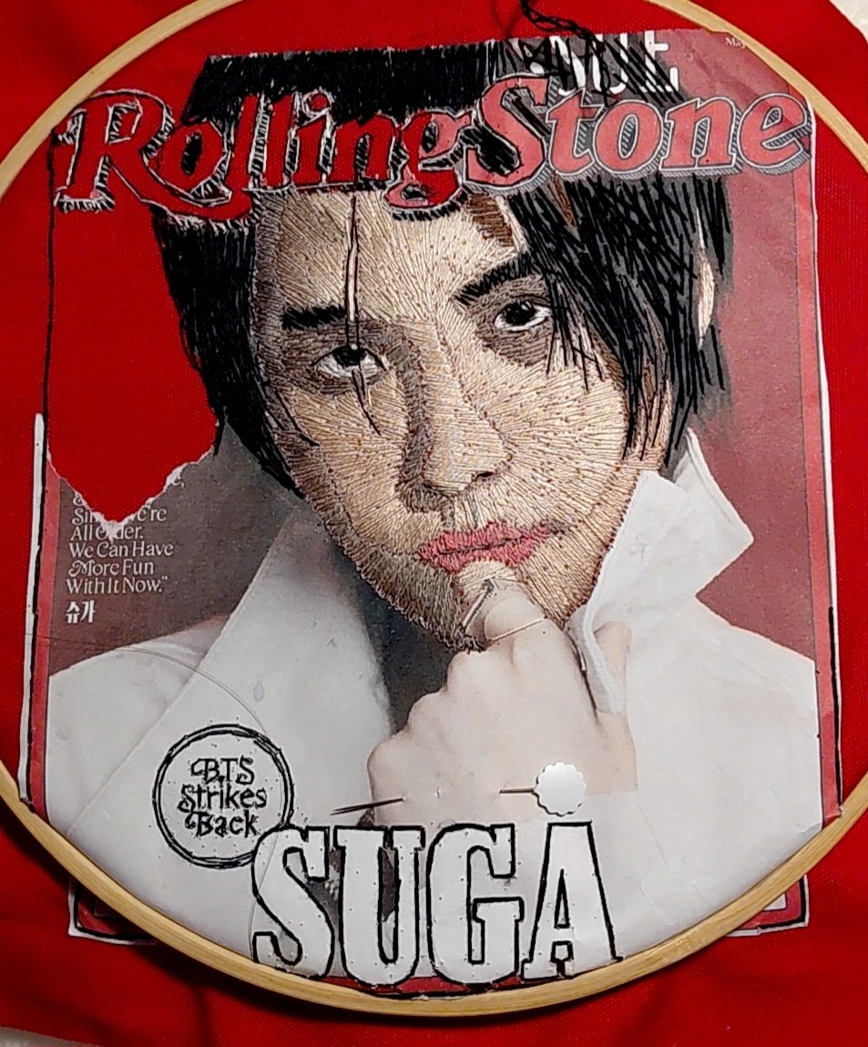 yoongiryo's tweet image. ローリング・ストーンのユンギ
かなりできてきたー！
文字はこれでいーのか？？

ChatGPTくんに流行りのイラスト風作って貰った💕ユンギがとにかく女の子と書かれる😂

あとぬいの型紙作って貰った。
でもファスナー無視だし、リブもあるし。これじゃ作れなさそう
 
#ユンギ
#刺繍
#embroidery