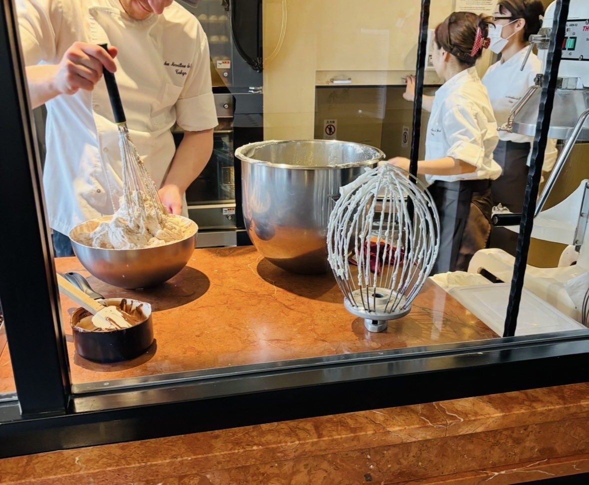 神楽坂にあるAux Merveilleux de Fred
楽しげにメレンゲを泡立てる菓子職人さんの様子に見入ってしまいました。
