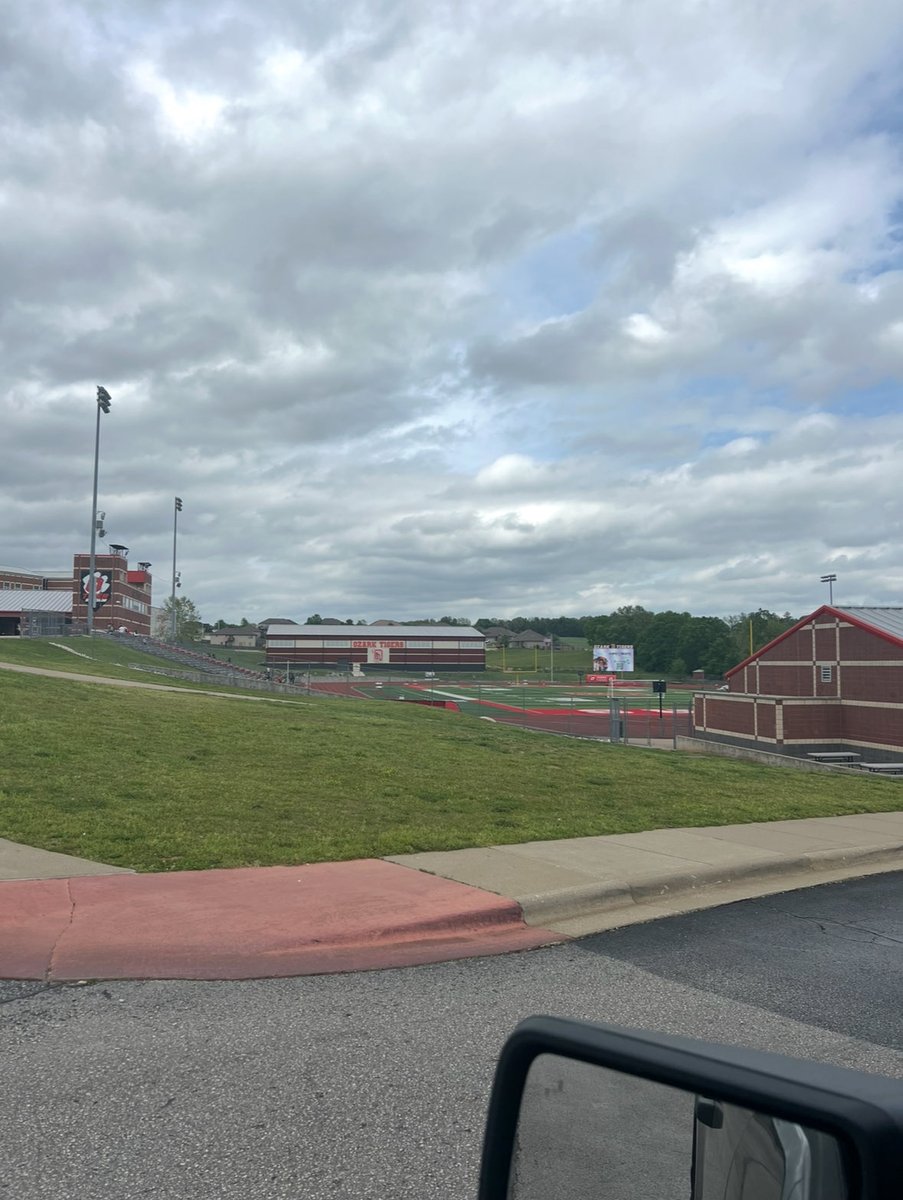jett_easley's tweet photo. Thank you @CoachJayWalker for visiting my high school, and for the great conversation.
@CoachCaseyWoods @SparkyWoods1 @CoachCala @Ozarkfb_recruit @OzarkTigersFB @Southwest7v7 @JPRockMO https://t.co/FIPiliga24