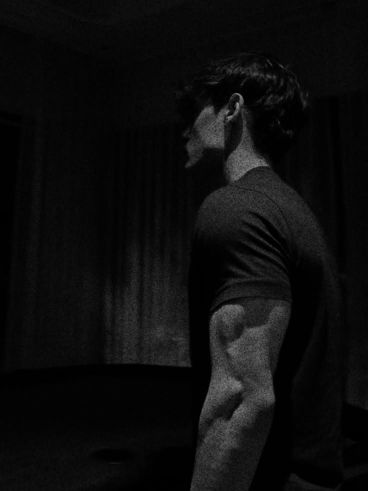 AbyssalOriginJ's tweet photo. No vengo de la luz. Vengo de lo que la luz teme mirar. 

#FreeRol https://t.co/0bJ3tJcBy5