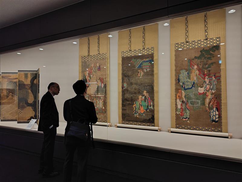 【新指定】新たに国宝などに指定される文化財を紹介する「令和8年 新指定国宝・重要文化財」展が、京都文化博物館で25日に開幕します。24日は内覧会が開かれました。
東福寺の画僧・明兆の「五百羅漢図」、富本銭の鋳造にかかわる奈良県飛鳥池遺跡出土品、平安時代の「五大明王像」などが並びます。